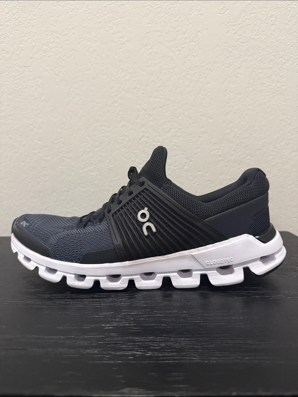 Women’s 10.5 On Running Athletic Shoe Black and White Training Shies Ladies EUC